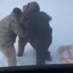 Adıyaman'da bir vatandaşın askerleri g&ouml;rd&uuml;ğ&uuml; an yaşadığı sevin&ccedil; kameralara yansıdı