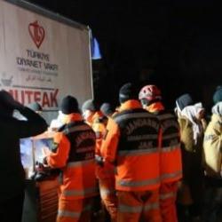 T&uuml;rkiye Diyanet Vakfı'ndan deprem b&ouml;lgesinde 3 &ouml;ğ&uuml;n yemek