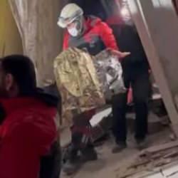 Yeğenini kurtarmak i&ccedil;in kolunu kestirdi, hastanede hayatını kaybetti!