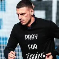 Merih Demiral ısınmaya 'Türkiye için dua et' tişörtüyle çıktı