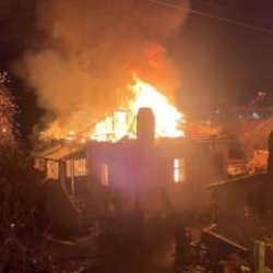 Milas'ta iki katlı ev k&uuml;le d&ouml;nd&uuml;!