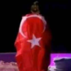 Milli tenisçi İpek Öz, maça Türk bayrağıyla çıktı