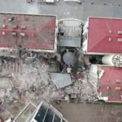 Yakalama kararı bulanan 2 müteahhit, yaptıkları binalarda öldü