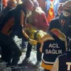 Enkazdan, &ouml;len kızının akıllı saati sayesinde kurtuldu