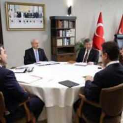 6'lı masa toplantısında duvardaki fotoğraf dikkat çekti