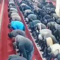 İdlib'de yatsı namazı kılan cemaat depreme yakalandı