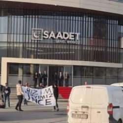 Altılı masa toplantısı iki genç tarafından protesto edildi: Bizim adayımız İnce