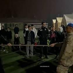 Deprem b&ouml;lgesinde komando ve &ccedil;evik ekiplerinin halat &ccedil;ekme oyunu y&uuml;zleri g&uuml;ld&uuml;rd&uuml;