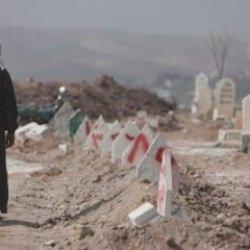 En acı arayış: Suriye'de depremzedeler mezarlıkta yakınlarını bulmaya &ccedil;alışıyor