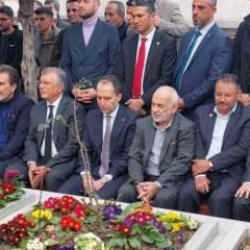 Eski Başbakan Necmettin Erbakan mezarı başında anıldı