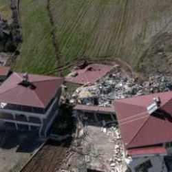 Depremin vurduğu k&ouml;y 6,5 metre kaydı, ikiye b&ouml;l&uuml;nd&uuml;