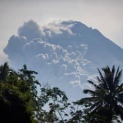 Endonezya'da yanardağ alarmı: 100 metreye kadar y&uuml;kseldi