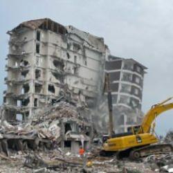 Adıyaman'da enkaz kaldırma ve hasarlı binaların yıkım &ccedil;alışmaları s&uuml;r&uuml;yor