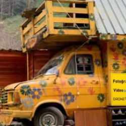 G&ouml;renleri şaşırtan ara&ccedil;! 1992 model kamyonetini 'otel odası'na &ccedil;evirdi...	