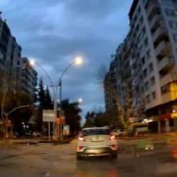 Sokak k&ouml;peği dehşeti devam ediyor! 6 k&ouml;peğin saldırdığı adam &ouml;l&uuml;mden d&ouml;nd&uuml;,işte o anlar...