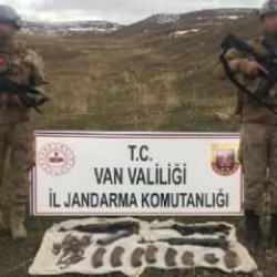 Başkale kırsalında PKK'ya ait silah ve m&uuml;himmat ele ge&ccedil;ti
