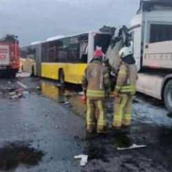 TEM'de sabah vaktinde kaza: TIR, İETT ve otomobil birbirine girdi