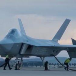 MMU hangardan &ccedil;ıktı! F-16 boy &ouml;l&ccedil;&uuml;şemez...6'lı masa tehlikesi