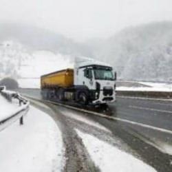 Bolu Dağı'nda kar yağışı etkili oluyor