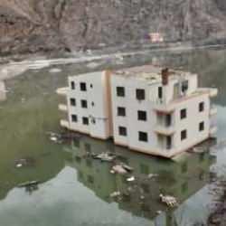 Yusufeli&rsquo;nde baraj suları terk edilen binalara girdi	