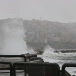 Zonguldak&rsquo;ta kuvvetli r&uuml;zgar: Dalgaların boyu 7 metreyi aştı! 