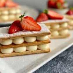 Çilek soslu milföy pasta nasıl yapılır? Pastane usulü milföy pasta tarifi...