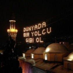 624 yıllık Ulu Cami'ye asılan Ramazan mahyası değiştirildi