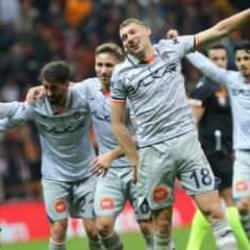 Beş gollü çılgın düello! Galatasaray elendi, Başakşehir turladı