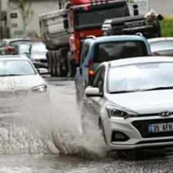İzmir'de sağanak yaşamı olumsuz etkiledi