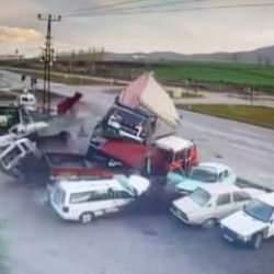 Kontrol&uuml;n&uuml; kaybeden ara&ccedil; park halindeki ara&ccedil;ları bi&ccedil;ti!