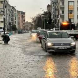 Manisa'da sağanak yağış nedeniyle bazı ev ve iş yerlerini su bastı!