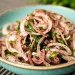 Sumaklı soğan salatası tarifi, nasıl yapılır?