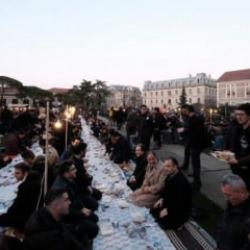 Boğazi&ccedil;i &Uuml;niversitesi'ndeki dev iftarda renkli g&ouml;r&uuml;nt&uuml;ler ortaya &ccedil;ıktı