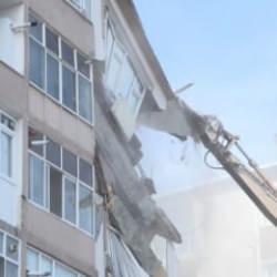 İstanbul'da kolonları patlayan binanın yıkımı s&uuml;rerken bina sakinleri g&ouml;zyaşlarına boğuldu