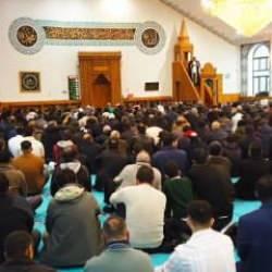 Londra'daki bir camide bayram namazı tam 3 kez kılındı