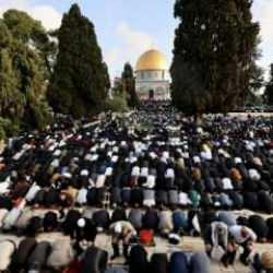 Mescid-i Aksa'da yaklaşık 120 bin M&uuml;sl&uuml;man bayram namazını kıldı