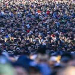 Rusya'da M&uuml;sl&uuml;manlar camilere sığmadı