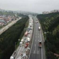 TEM'de kamyon, otomobile &ccedil;arptı; uzun ara&ccedil; kuyrukları oluştu