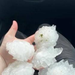 G&ouml;renler g&ouml;zlerine inanamadı:  Beyzbol topu b&uuml;y&uuml;kl&uuml;ğ&uuml;nde dolu yağdı