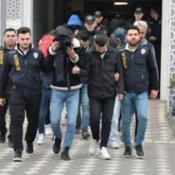 Depremzedeleri konteyner vaadiyle dolandırdılar