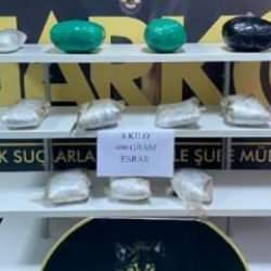 Otomobilden 8 kilo esrar &ccedil;ıktı, 'İ&ccedil;mek i&ccedil;in toplu satın aldık' dedi