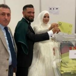 Almanya'da Kaba &ccedil;ifti gelin ve damatlıklarıyla oy kullandı