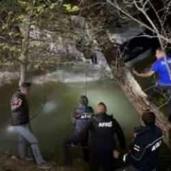 Munzur &Ccedil;ayı&rsquo;na d&uuml;şen kamyonda mahsur kalan 2 kişiyi ekipler kurtardı