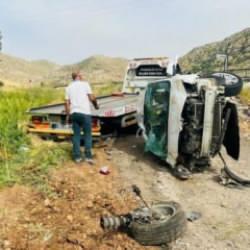 Nusaybin&rsquo;de hafif ticari ara&ccedil; takla attı: 2 yaralı