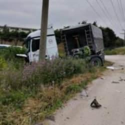 TIR ile kamyonet &ccedil;arpıştı: 1 &ouml;l&uuml;, 3 yaralı