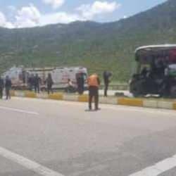 Yolcu otob&uuml;s&uuml;, yol temizleme aracına &ccedil;arptı: 1 &ouml;l&uuml;, 15 yaralı