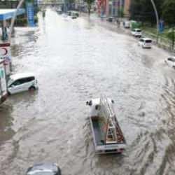 Ankara'da sağanak sonrası altyapı fel&ccedil; oldu! Ev ve iş yerlerini su bastı