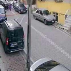 Ehliyetsiz s&uuml;r&uuml;c&uuml; dehşet sa&ccedil;tı! 1'i &ccedil;ocuk 3 kişiyi ezdiği anlar b&ouml;yle kaydedildi....