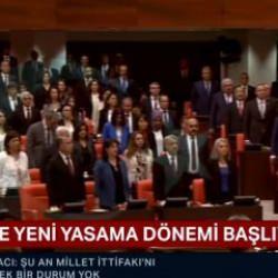 Meclis açılışında İstiklal Marşı'nı okunurken HDP'lilerin dudakları bile kıpırdamadı