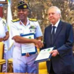 Aziz Yıldırım Nijerya Donanması'yla sözleşme imzaladı